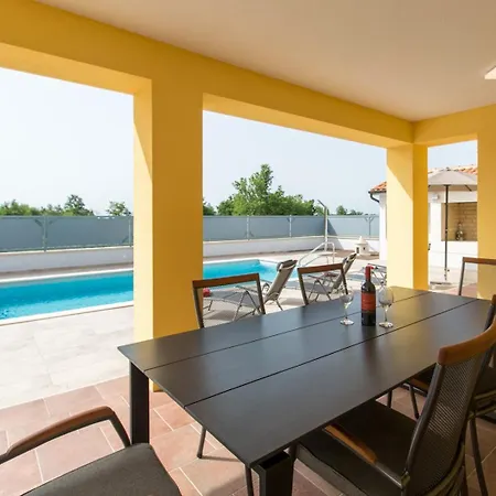 Prenci Private Pool Tinjan