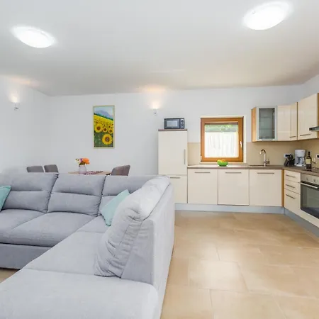 Prenci Private Pool Tinjan