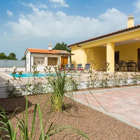 Prenci Private Pool Tinjan