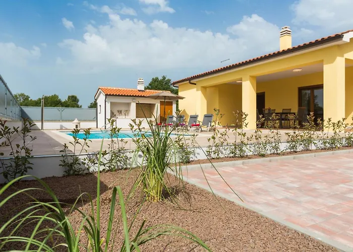 Prenci Private Pool Tinjan